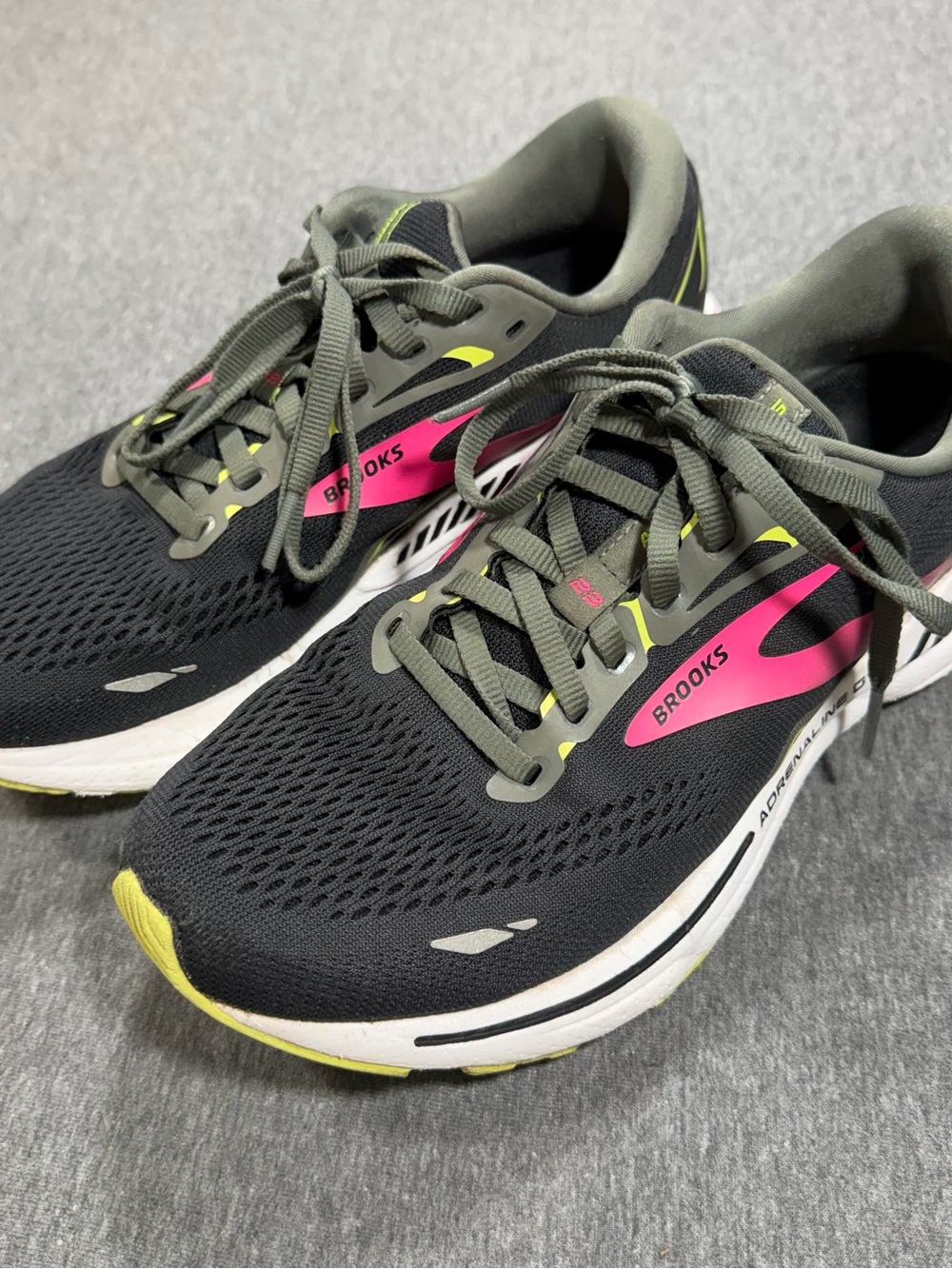 Brooks Adrenaline GTS 23 Womens Running Shoes Black Pink Neon Size 9